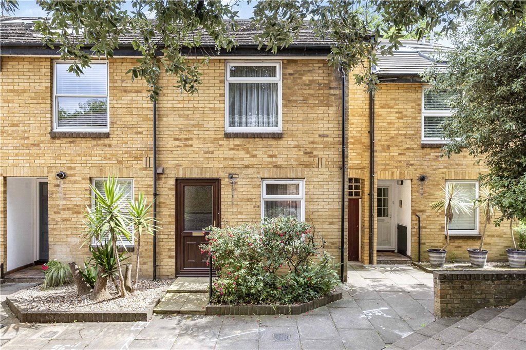 Holm Oak Close, London SW15  