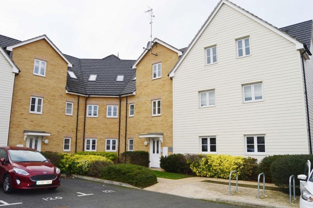 2 bed flat for sale in Brick Kiln Road, Noak Hill, Romford RM3, £