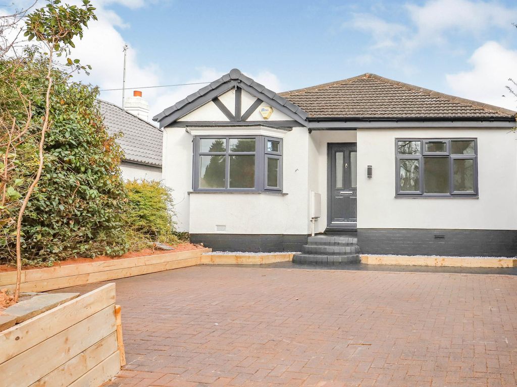 3 bed bungalow to rent in Castlecroft Road, Finchfield, Wolverhampton