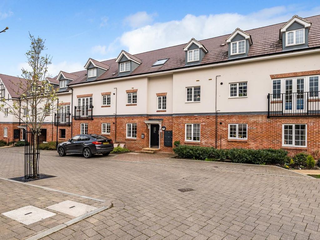 2 bed flat for sale in Ranulf Court, Grange Road, Chalfont St. Peter