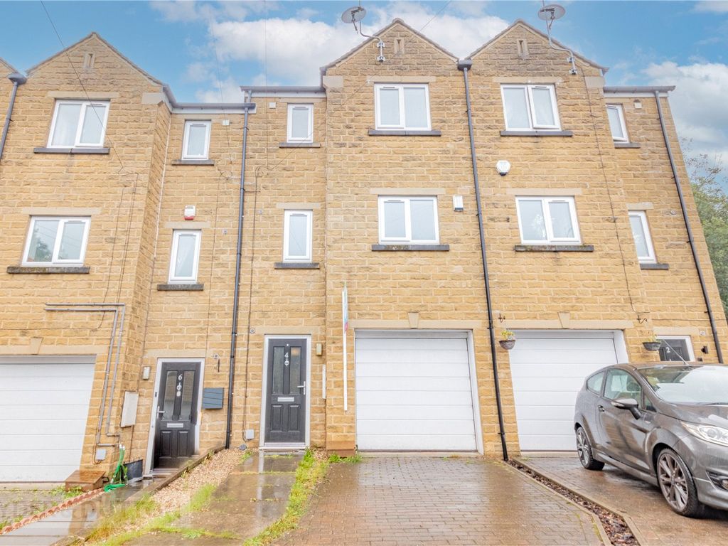 4 bed parking/garage for sale in Brookdale Court, Halifax, West