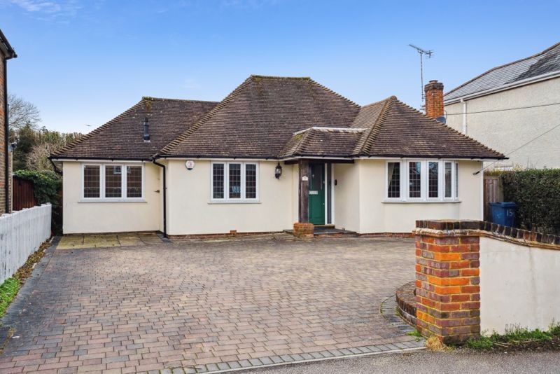 3 bed bungalow for sale in Parish Piece, Holmer Green, High