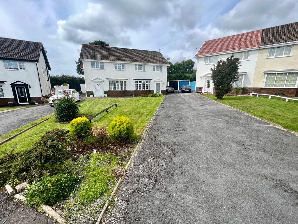 3 bed semidetached house for sale in Eastlands Park,