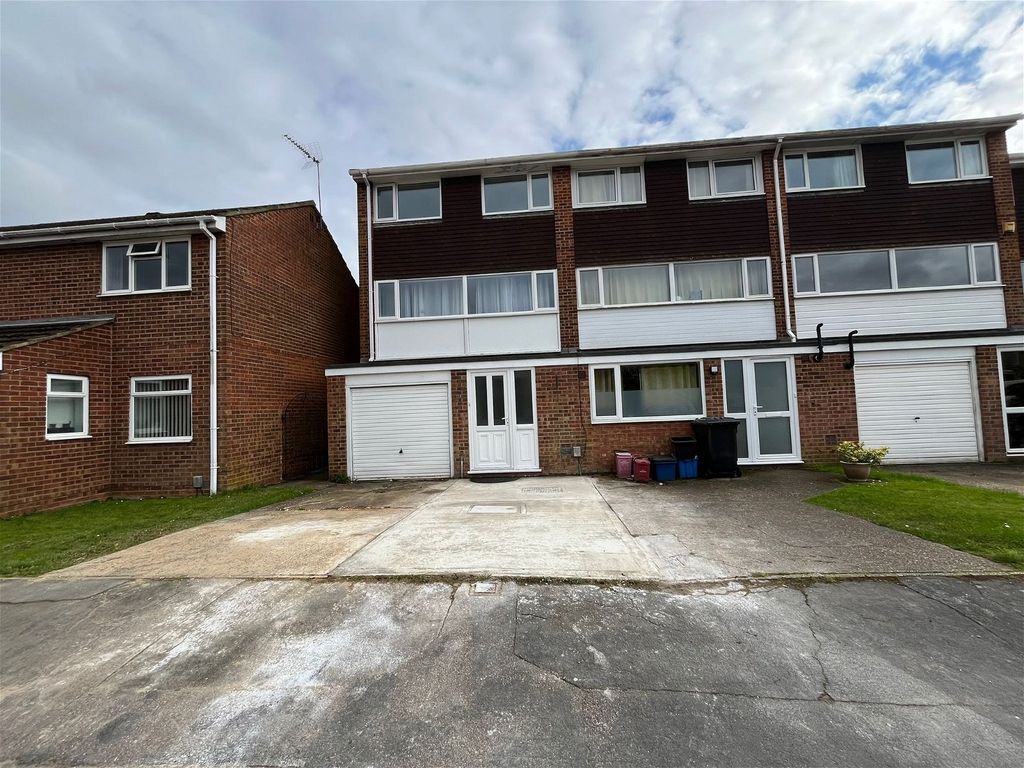 3 bed town house to rent in Angotts Mead, Stevenage SG1, £1,750 pcm