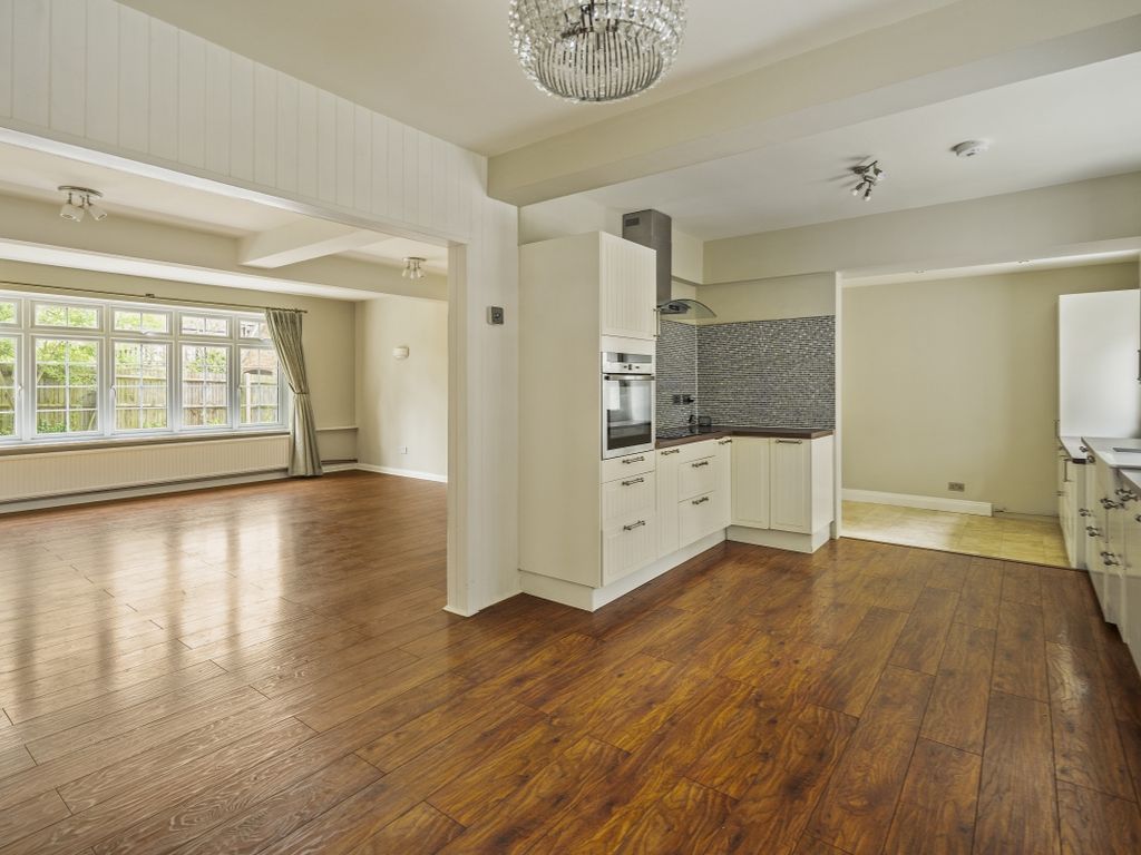 3 bed detached house to rent in Torwood Lane, Whyteleafe CR3, £2,500