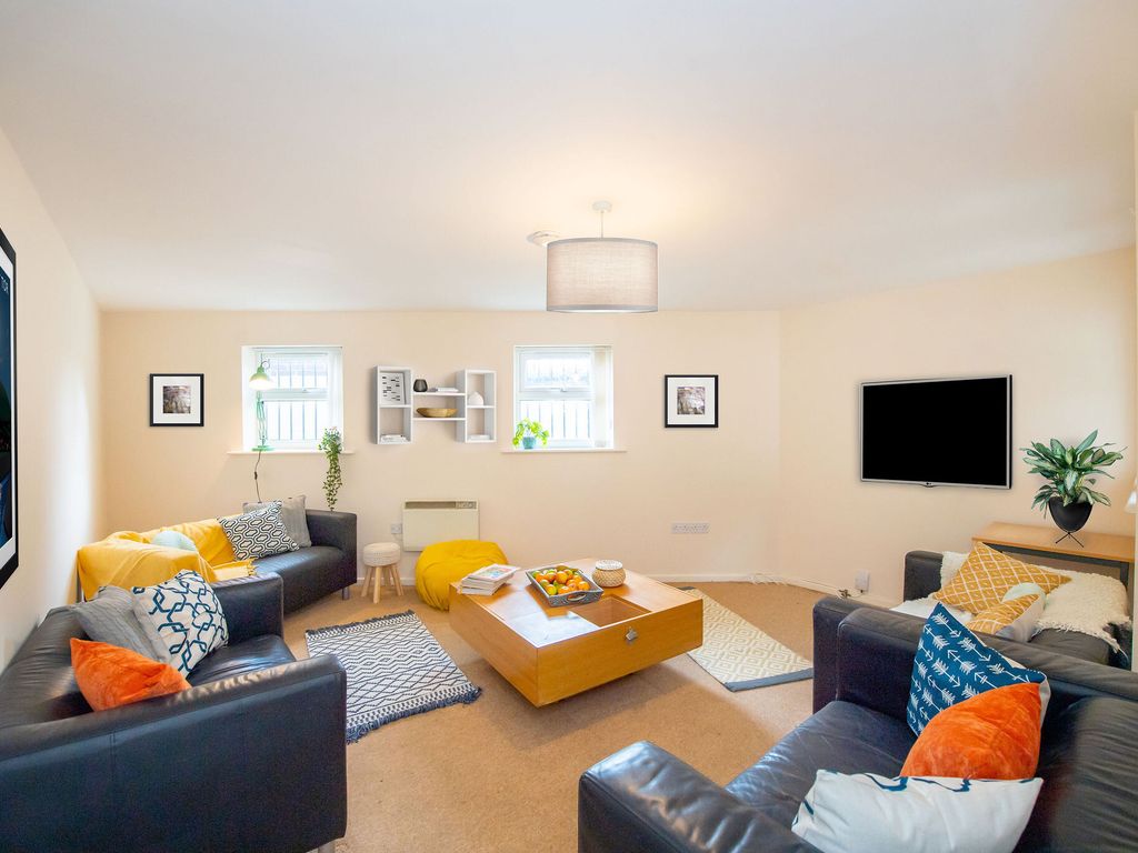 6 bed semidetached house to rent in Street, Liverpool L15