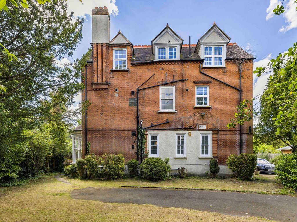 3 bed flat to rent in Manor Park, Chislehurst BR7, £2,850 pcm Zoopla