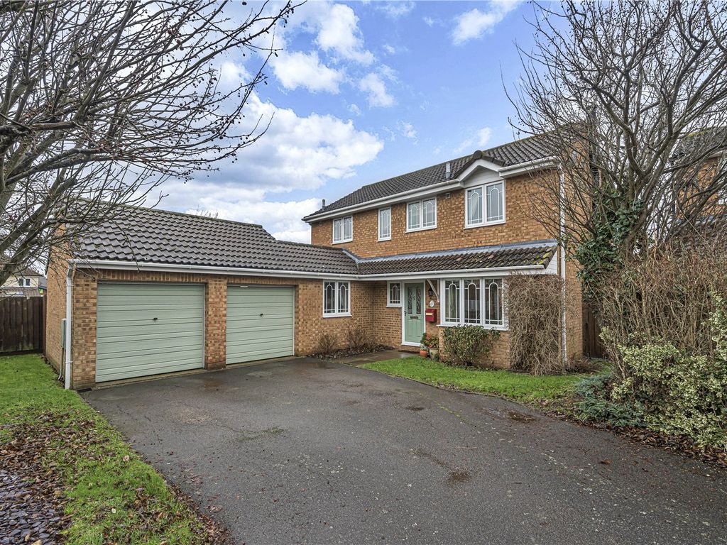 4 bed detached house for sale in Mayhew Close, Bromham, Bedford