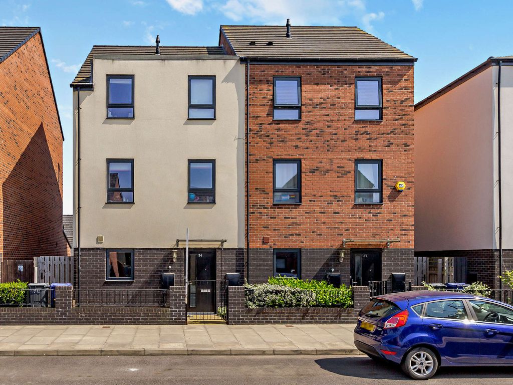 4 bed semidetached house for sale in Woodfield Way, Doncaster, South