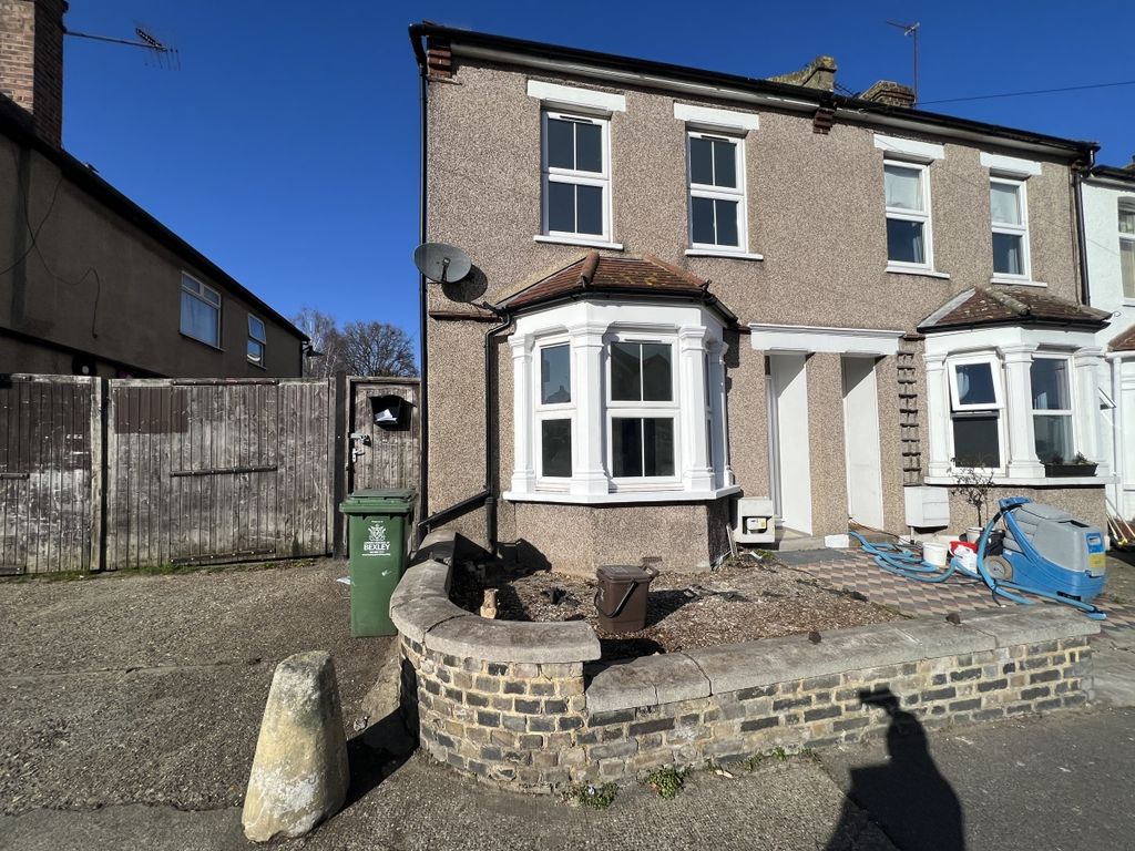 3 bed end terrace house to rent in Wickham Street, Welling DA16, £1,900