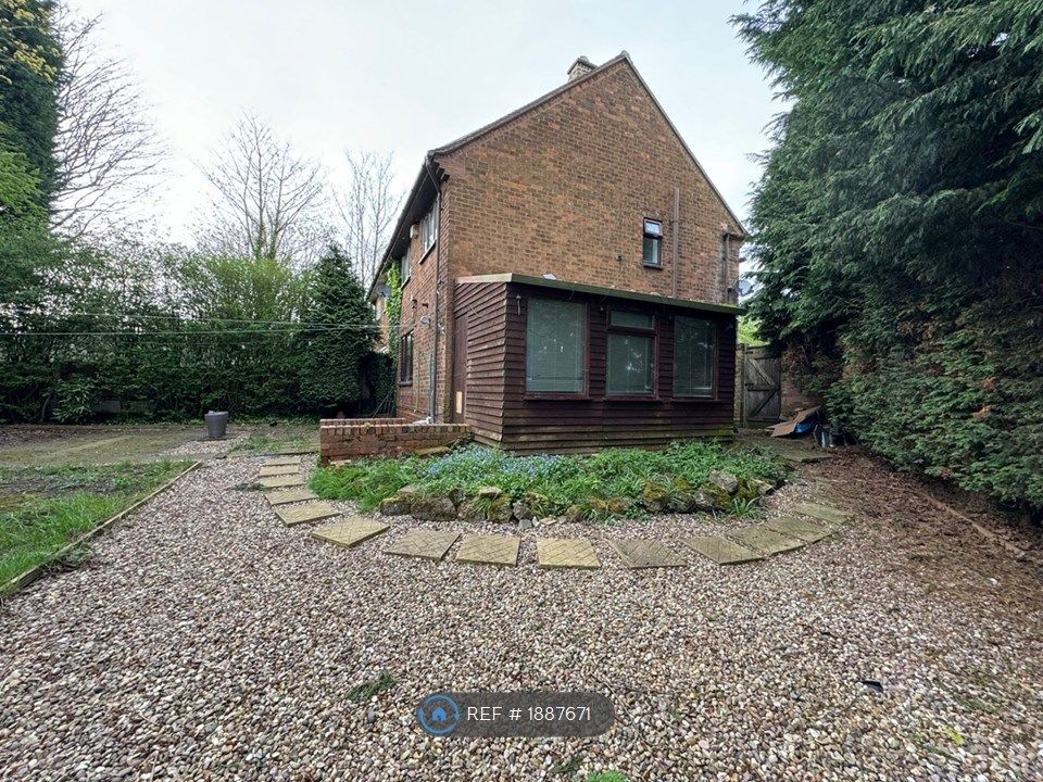 3 bed semidetached house to rent in Jubilee Close, Walsall WS3, £950