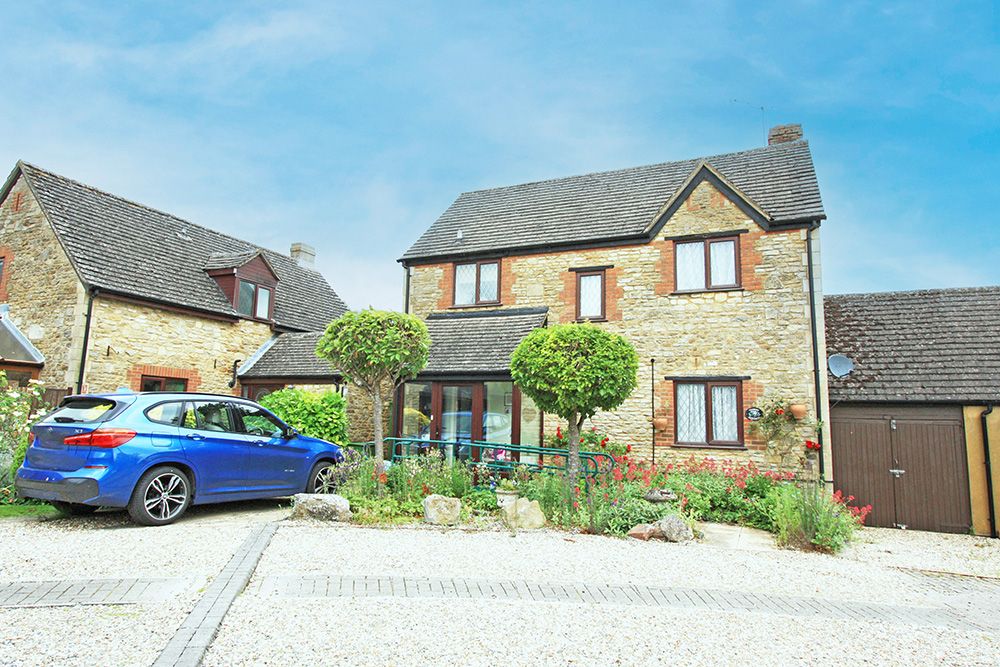 3 bed link detached house for sale in The Mews, Cherry Orchard