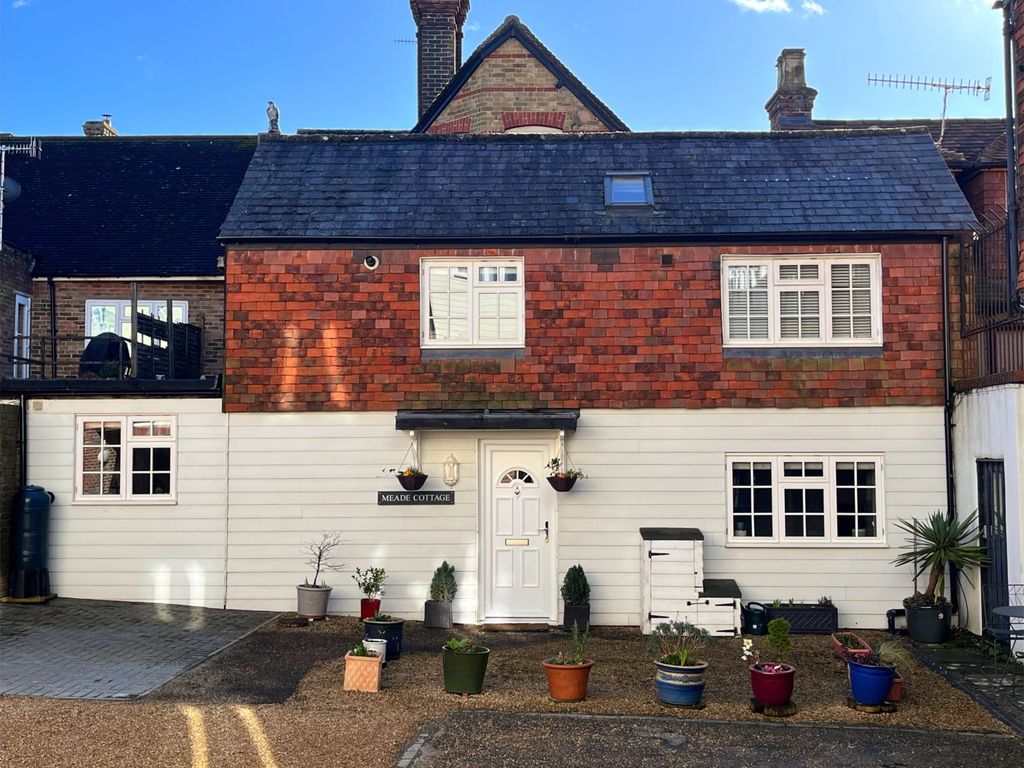 2 bed flat for sale in High Street, Edenbridge TN8, £350,000 Zoopla