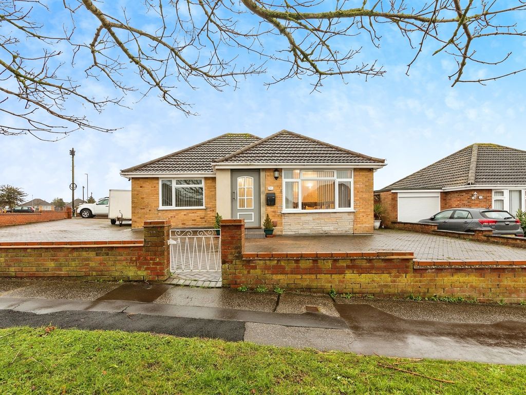 3 bed detached bungalow for sale in Spashett Road, Lowestoft NR32, £