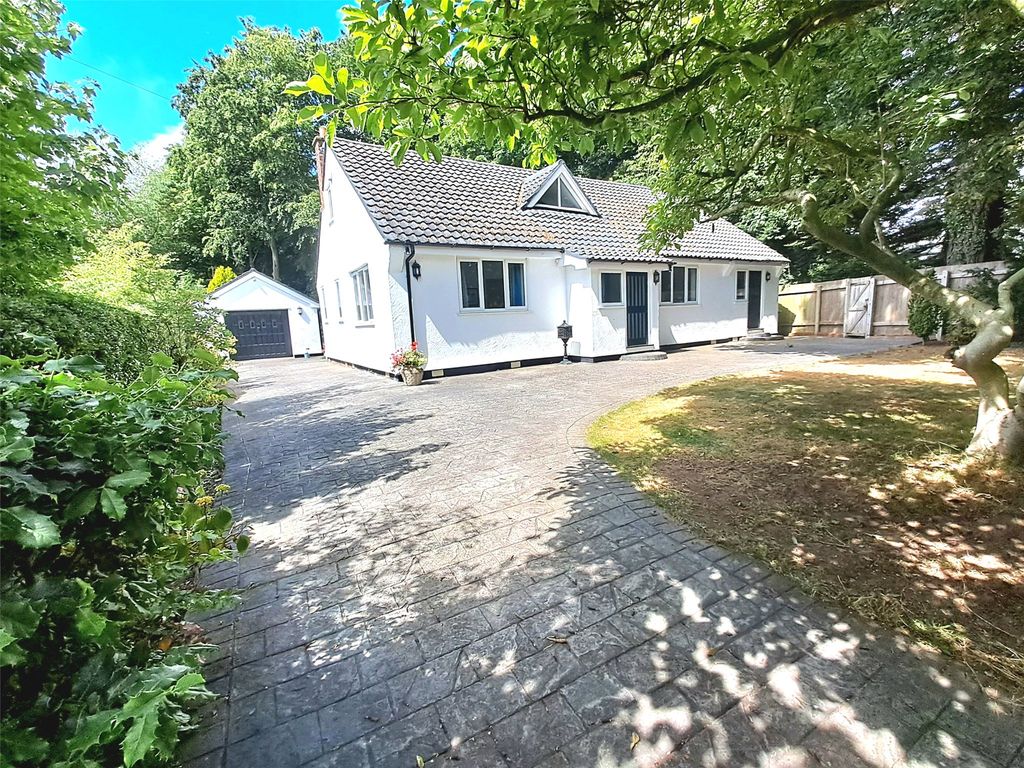 4 bed bungalow for sale in Hadlow Road, Willaston, Neston, Cheshire