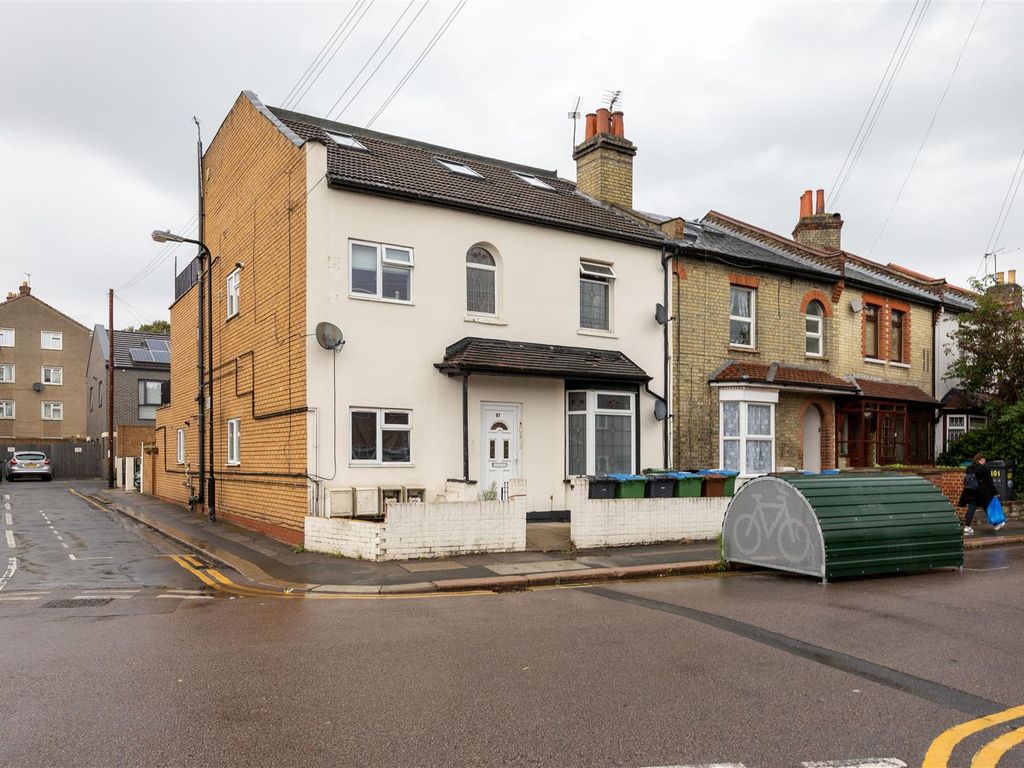 2 bed flat to rent in Grove Road, London E17, £1,595 pcm Zoopla