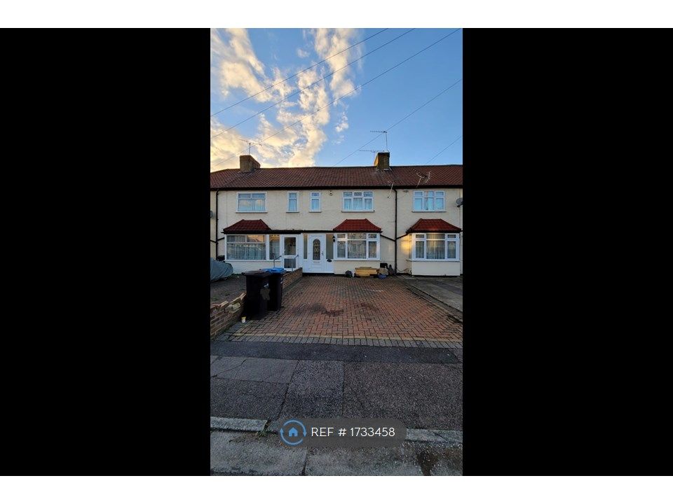 2 bed terraced house to rent in Sharon Road, Enfield EN3, £1,800 pcm