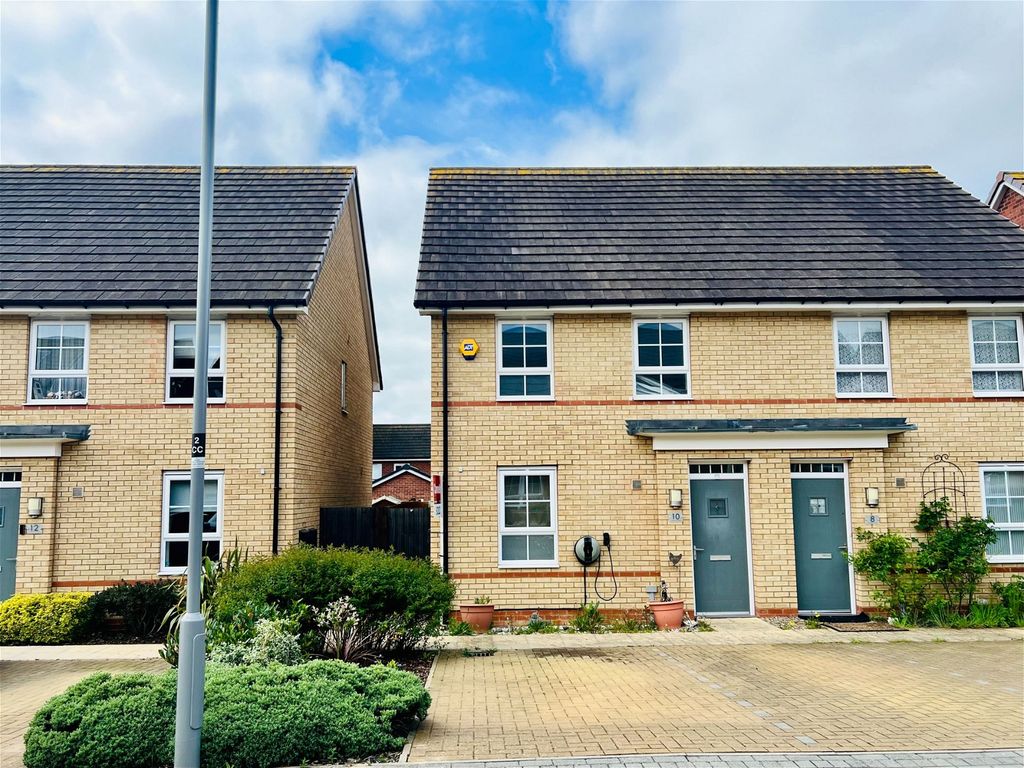 3 bed terraced house for sale in Cornelius Crescent, Fairfields MK11, £