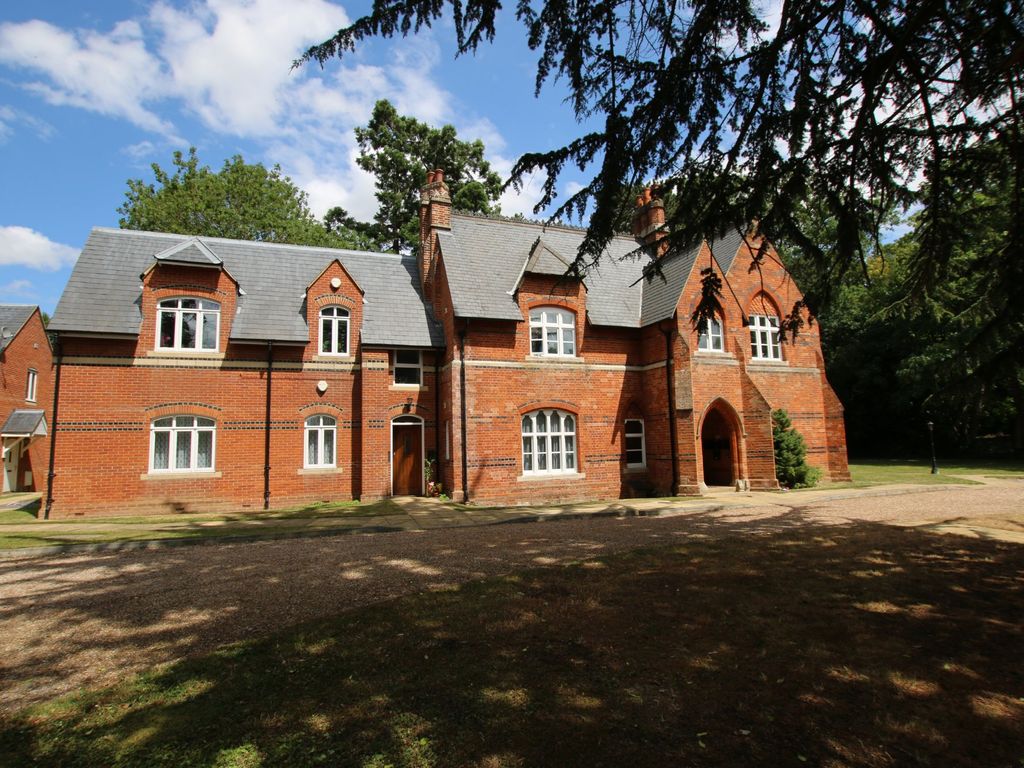 2 bed flat to rent in Kings Park, Colnbrook, Slough SL3 Zoopla