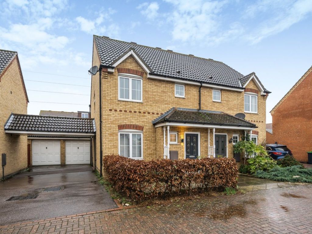 3 bed semidetached house for sale in Fox Close, Clapham, Bedford MK41