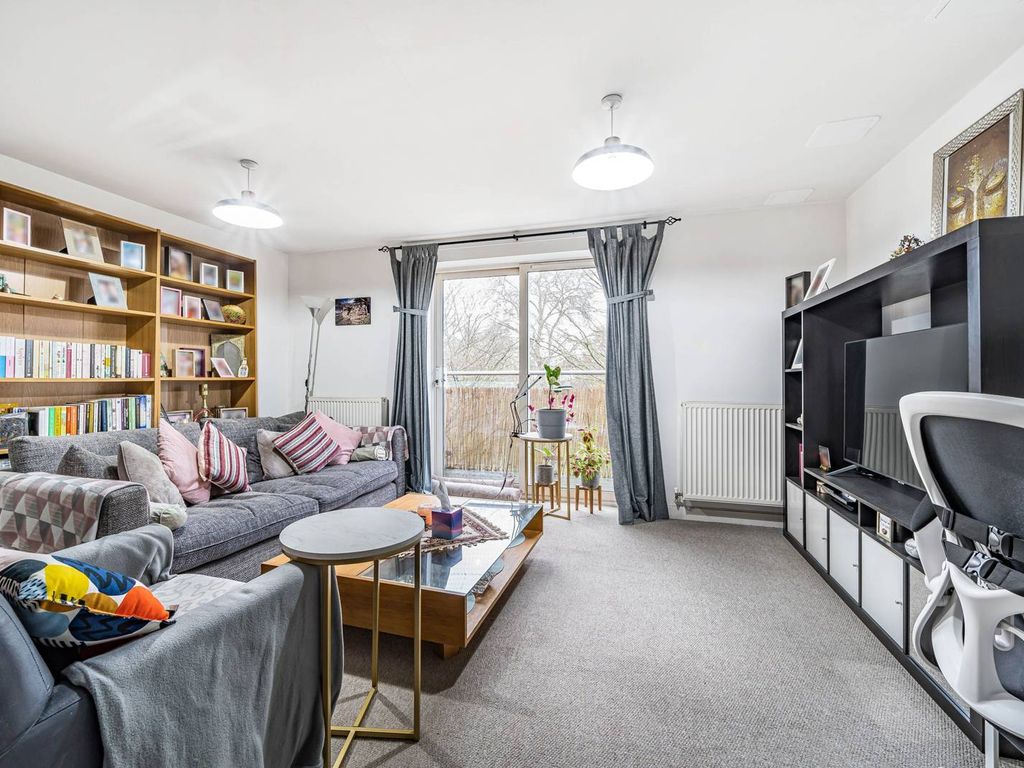 2 bed flat to rent in Leyton Green Road, Leyton, London E10, £2,600 pcm