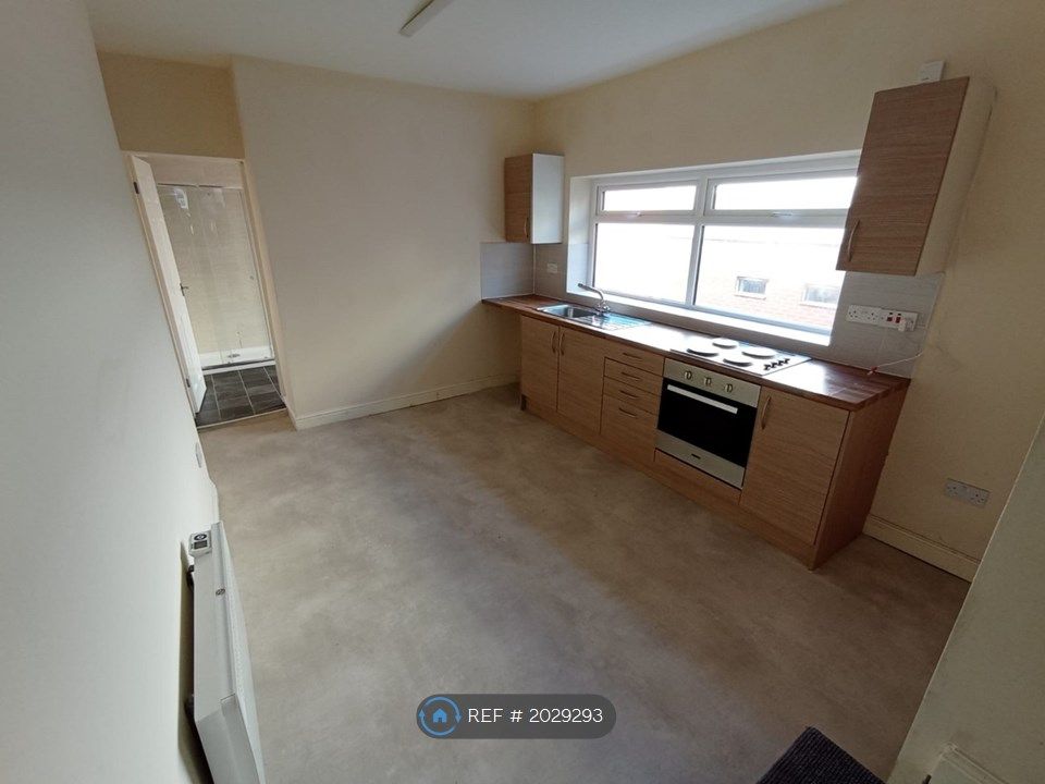 2 bed flat to rent in Church Street West, Radcliffe, Manchester M26, £