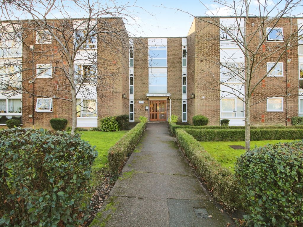 2 bed flat to rent in Randolph Court, The Avenue, Hatch End HA5, £1,700
