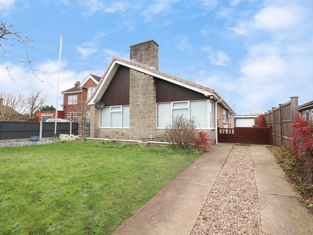 3 bed bungalow for sale in West Street, Winterton, Scunthorpe DN15, £