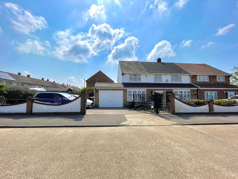 4 bed semidetached house for sale in Fortin Close, South Ockendon