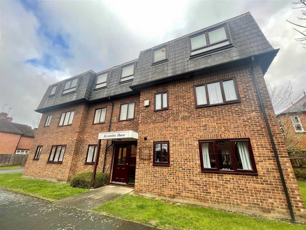 2 bed flat to rent in Alexandra Avenue, Camberley GU15, £1,050 pcm Zoopla