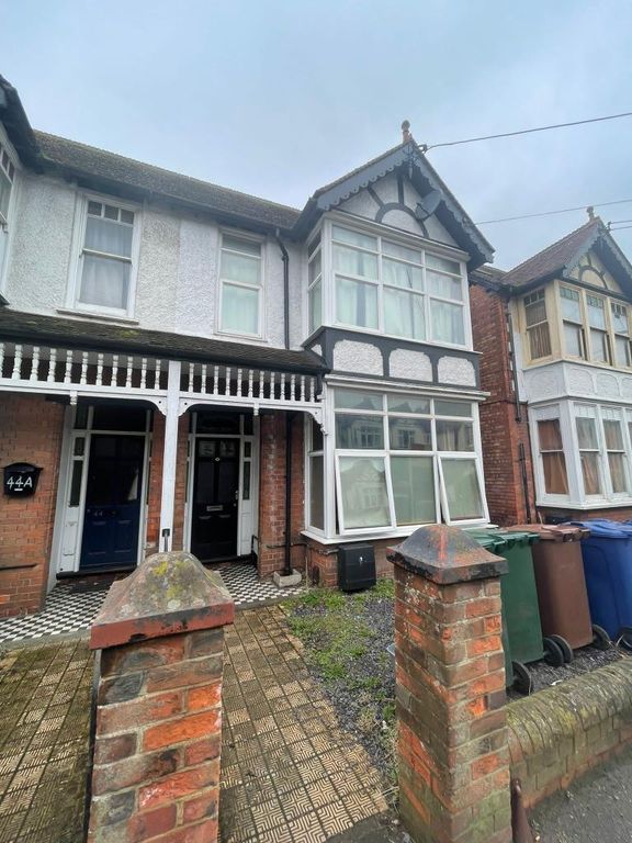 5 bed end terrace house for sale in Town Centre Location, Close To