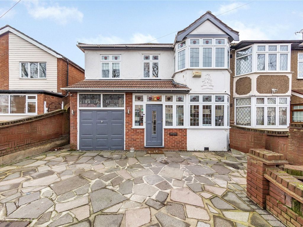 4 bed semidetached house for sale in Belgrave Avenue, Gidea Park RM2