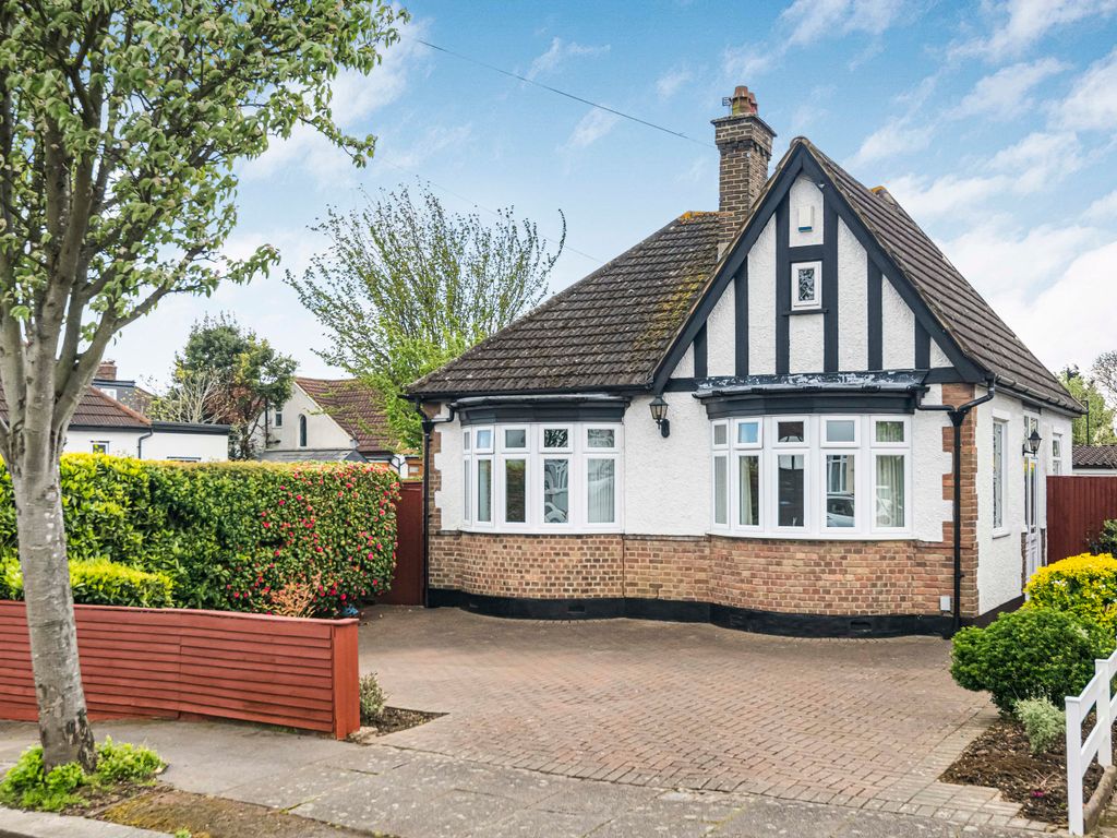 2 bed detached bungalow for sale in Manorway, Enfield EN1, £675,000