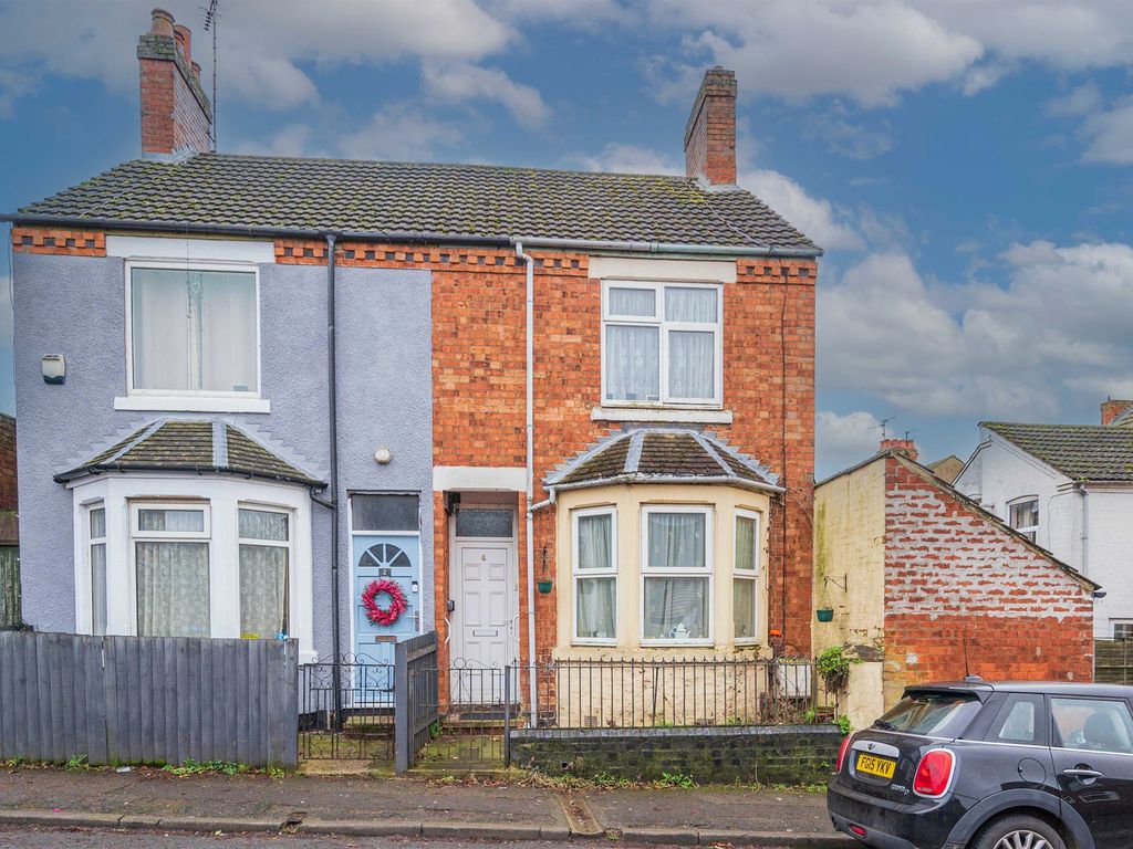 3 bed semidetached house for sale in Grafton Street, Kettering NN16
