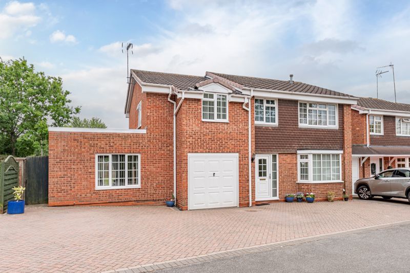 5 bed linkdetached house for sale in Berkeley Close, Winyates Green