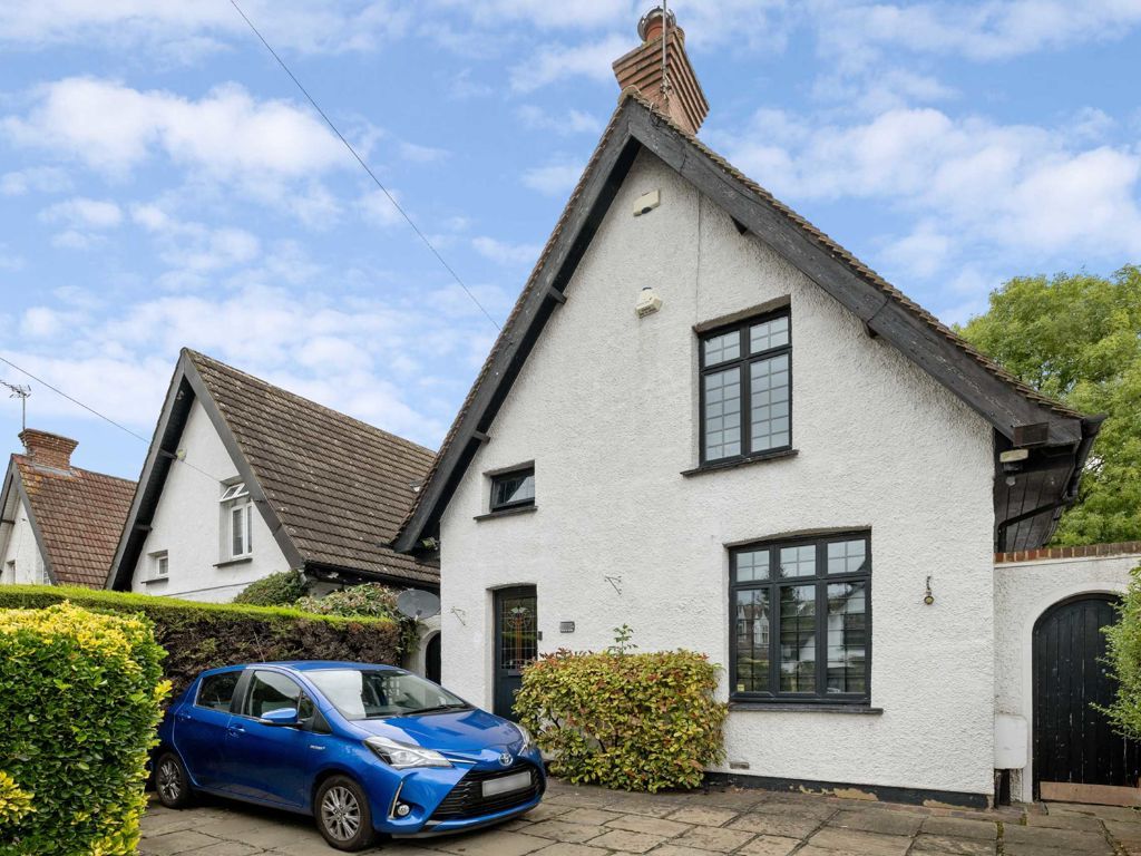 4 bed detached house for sale in Victoria Road, London NW7, £1,100,000