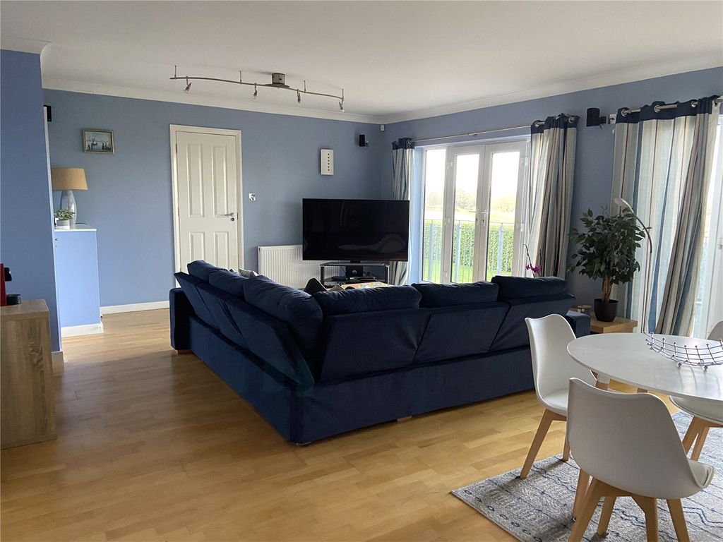 1 bed flat to rent in Wilmerhatch Lane, Epsom, Surrey KT18, £1,200 pcm