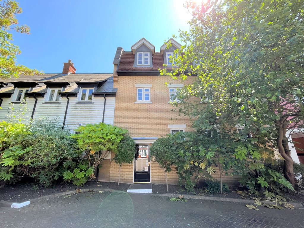 2 bed flat to rent in Rochforte House, Rochford SS4, £995 pcm Zoopla