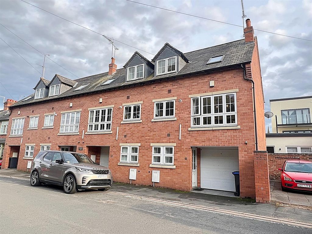 2 bed town house for sale in Clarendon Road, Kenilworth CV8, £279,500