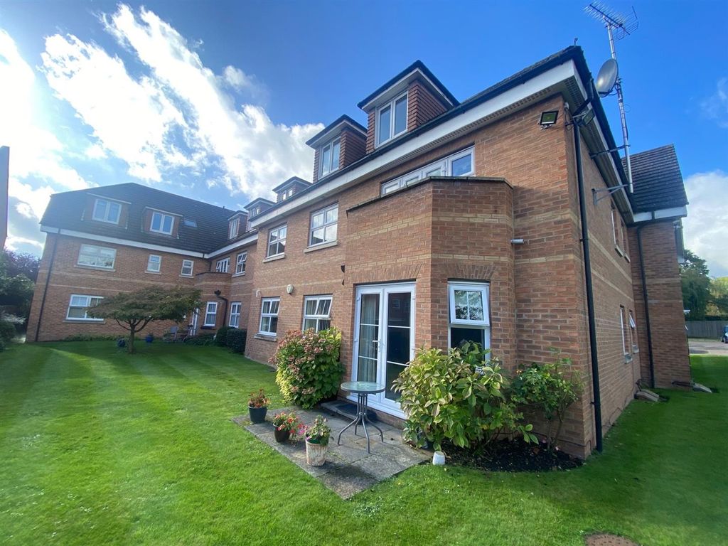 2 bed flat to rent in Wood Lane, Ruislip HA4, £1,800 pcm Zoopla
