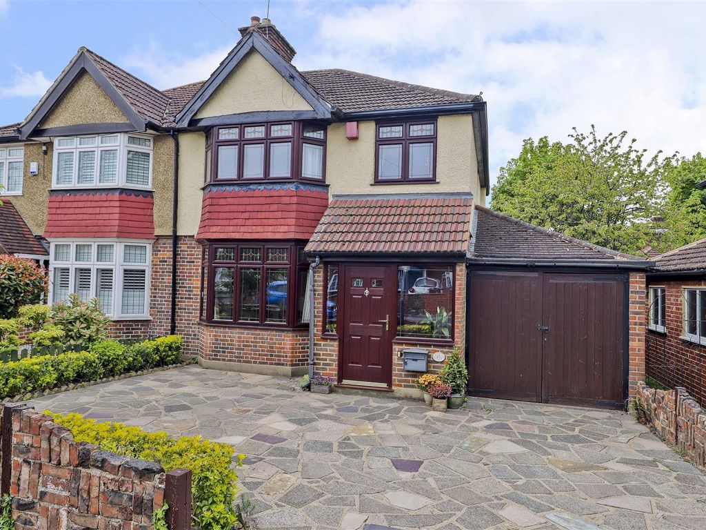 3 bed semidetached house for sale in Vine Lane, Hillingdon Village