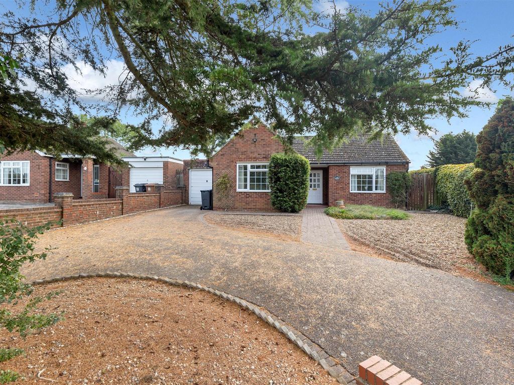 3 bed detached bungalow for sale in School Lane, Tewin, Welwyn AL6, £