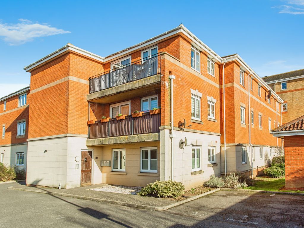 2 bed flat for sale in Collier Way, SouthendOnSea, Essex SS1, £