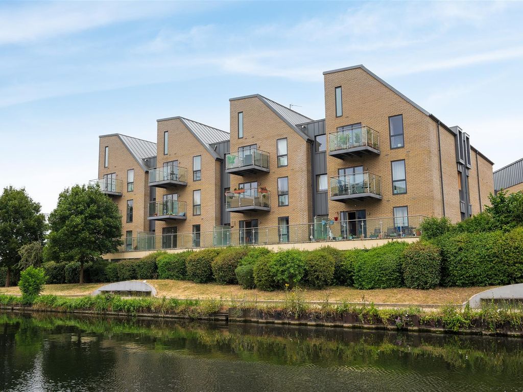2 bed flat to rent in Trout Road, Yiewsley, West Drayton UB7, £1,700