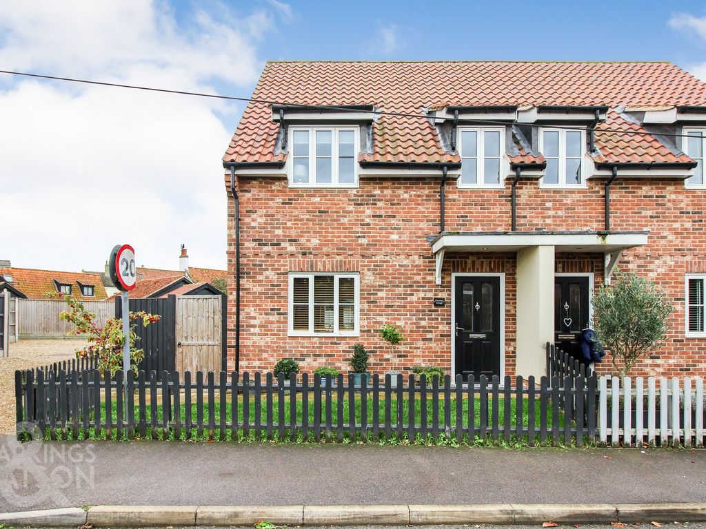 3 bed semidetached house for sale in Greyhound Lane, Banham, Norwich