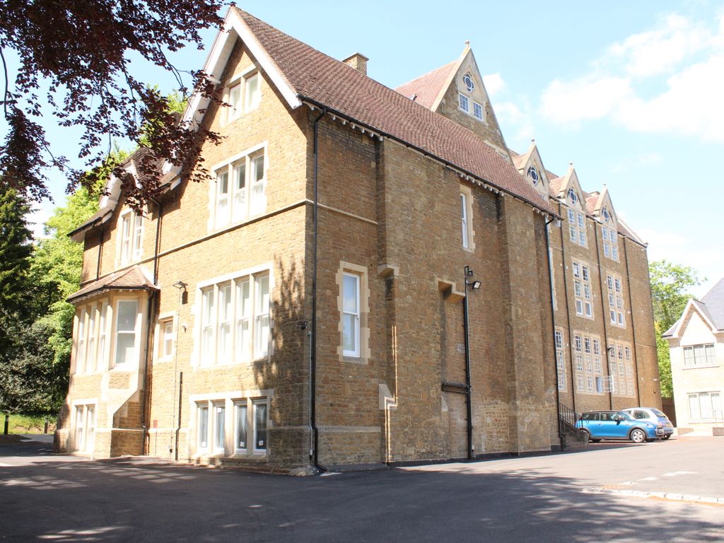 4 bed flat for sale in Filmer Grove, Godalming GU7, £250,000 Zoopla