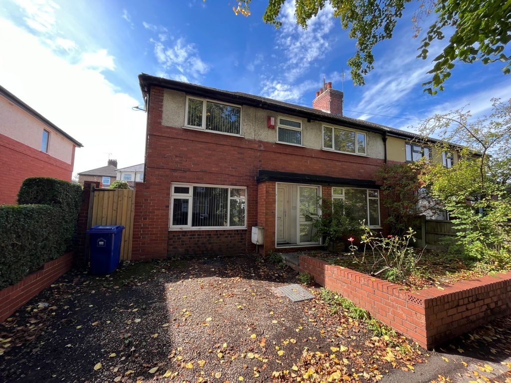 4 bed semidetached house to rent in Basford Park Road, Newcastle