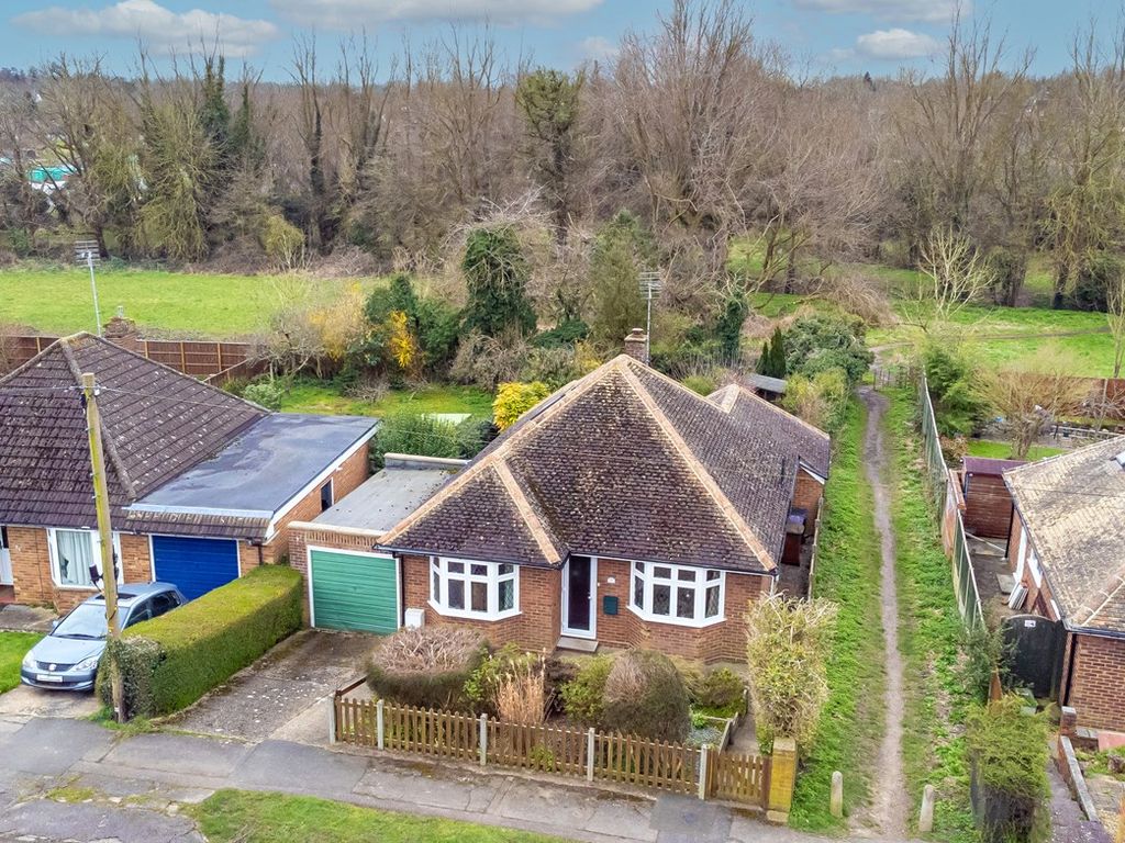 2 bed bungalow for sale in Longmead, Letchworth Garden City SG6, £