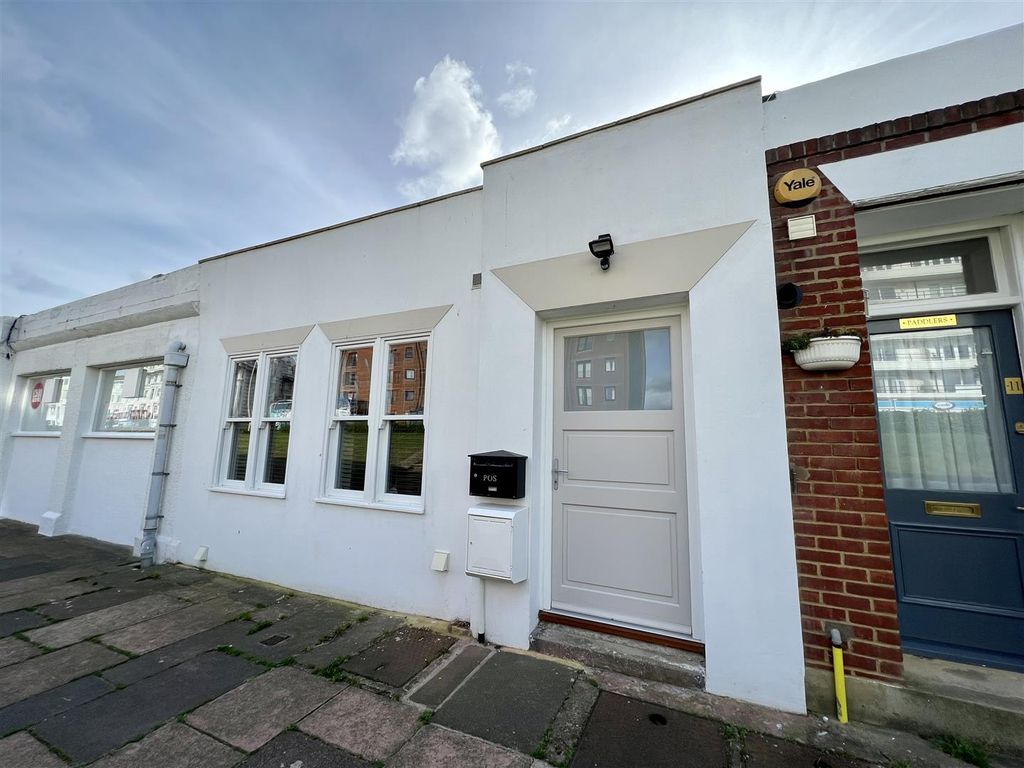 4 bed flat to rent in Marina Arcade, BexhillOnSea TN40, £1,850 pcm