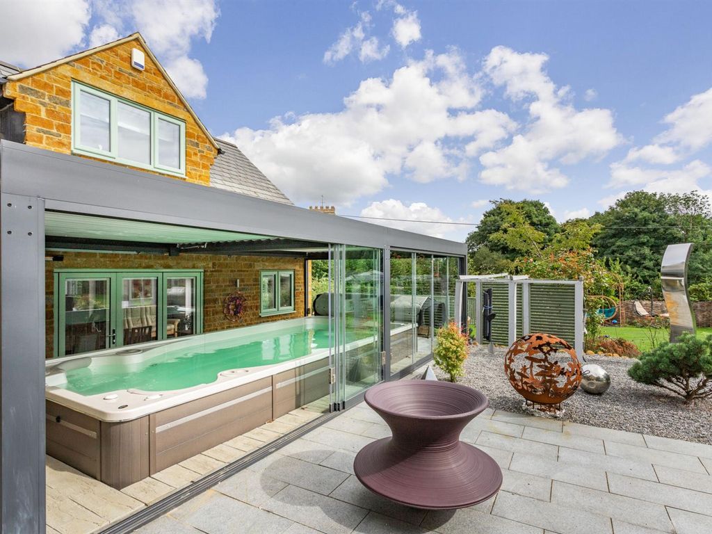 7 bed country house for sale in Norton, Daventry, Northamptonshire NN11